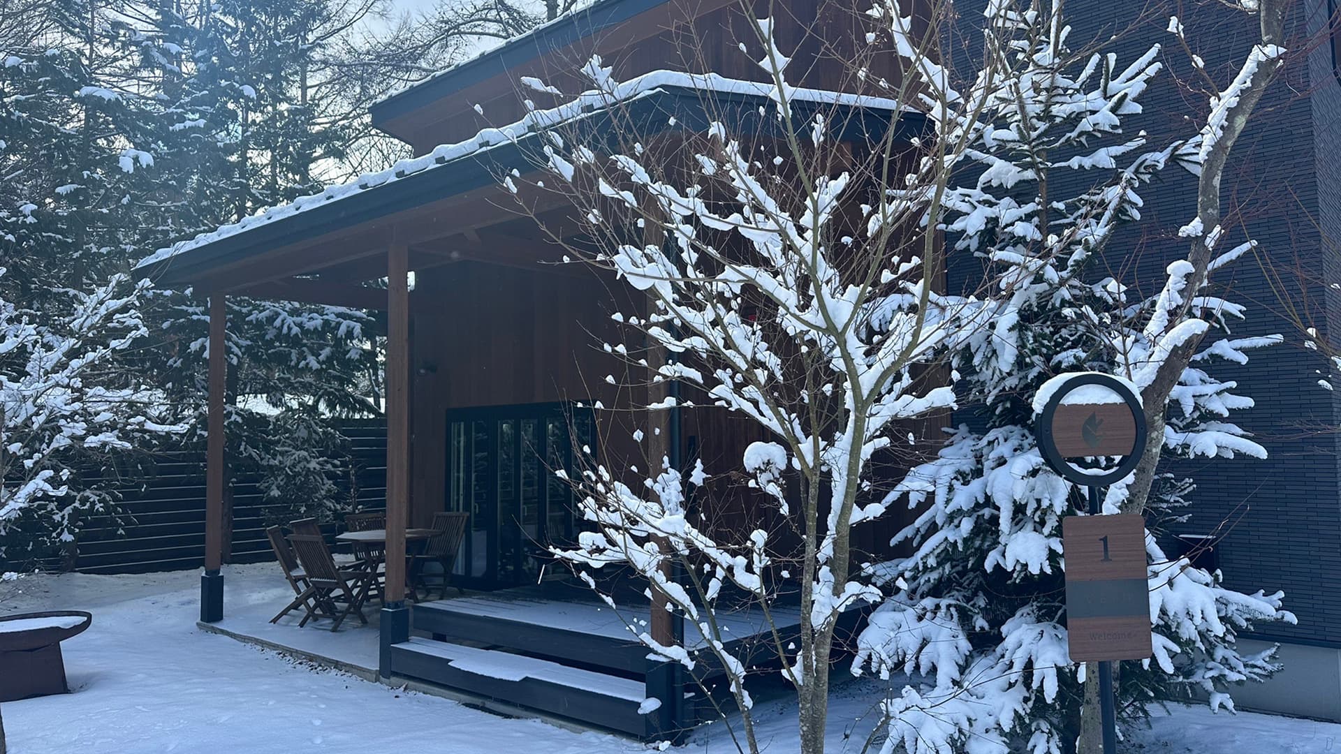 画像:雪に覆われた木造のゲストルーム